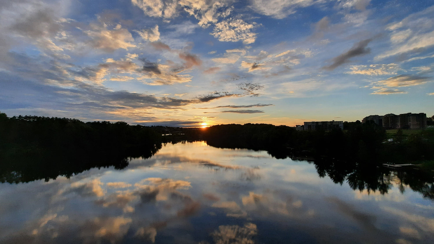 Trouve Le Soleil Sherbrooke 14 Juillet 2021 (Vue Sure) Rivière Magog Sur Pont Jacques Cartier 5H26