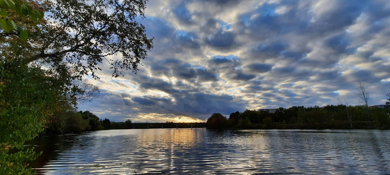 Ciel D’automne Du 1 Octobre 2021 17H40 (Vue 1) Rivière Magog À Sherbrooke. Pont Jacques Cartier.