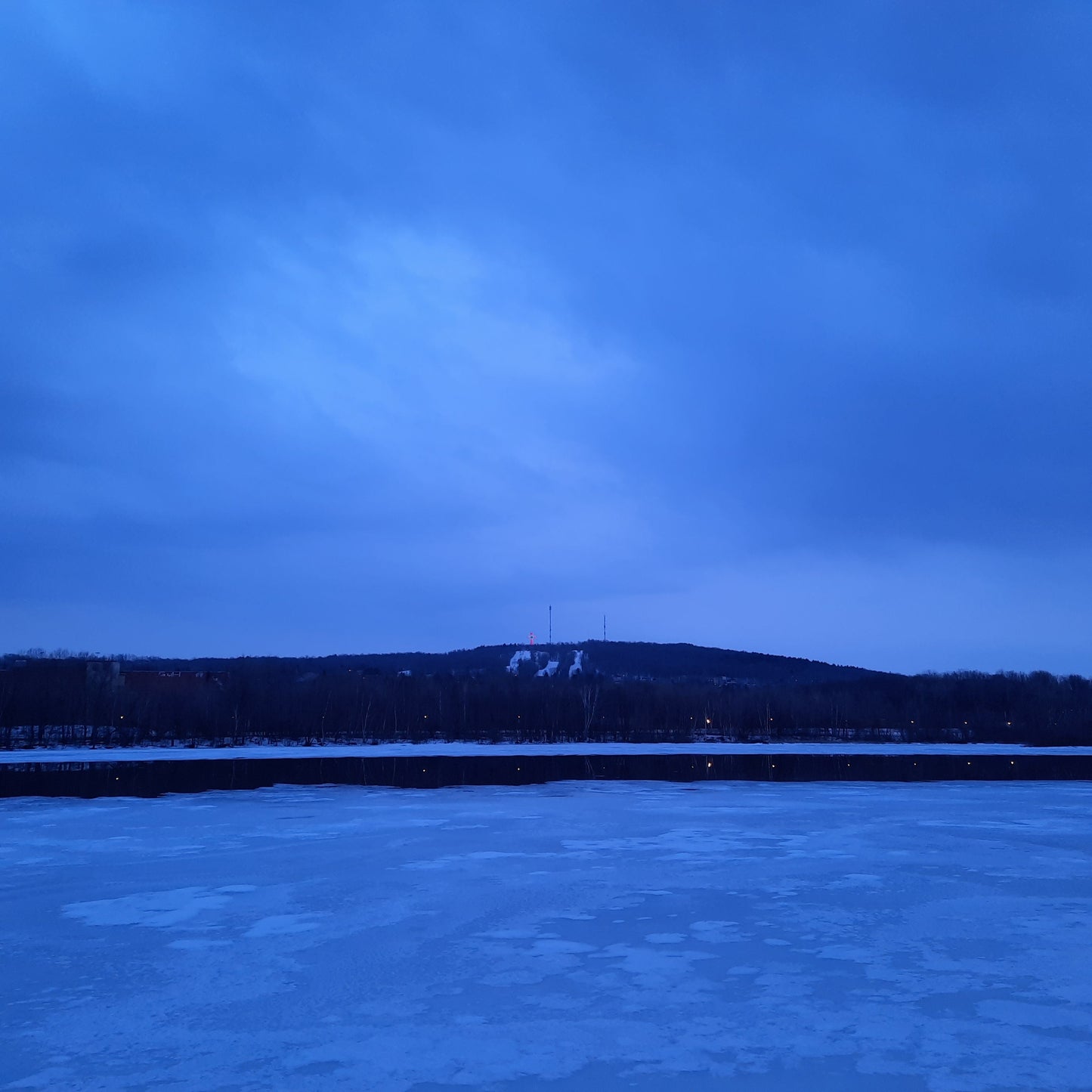 Le Mont Bellevue Et La Rivière Magog