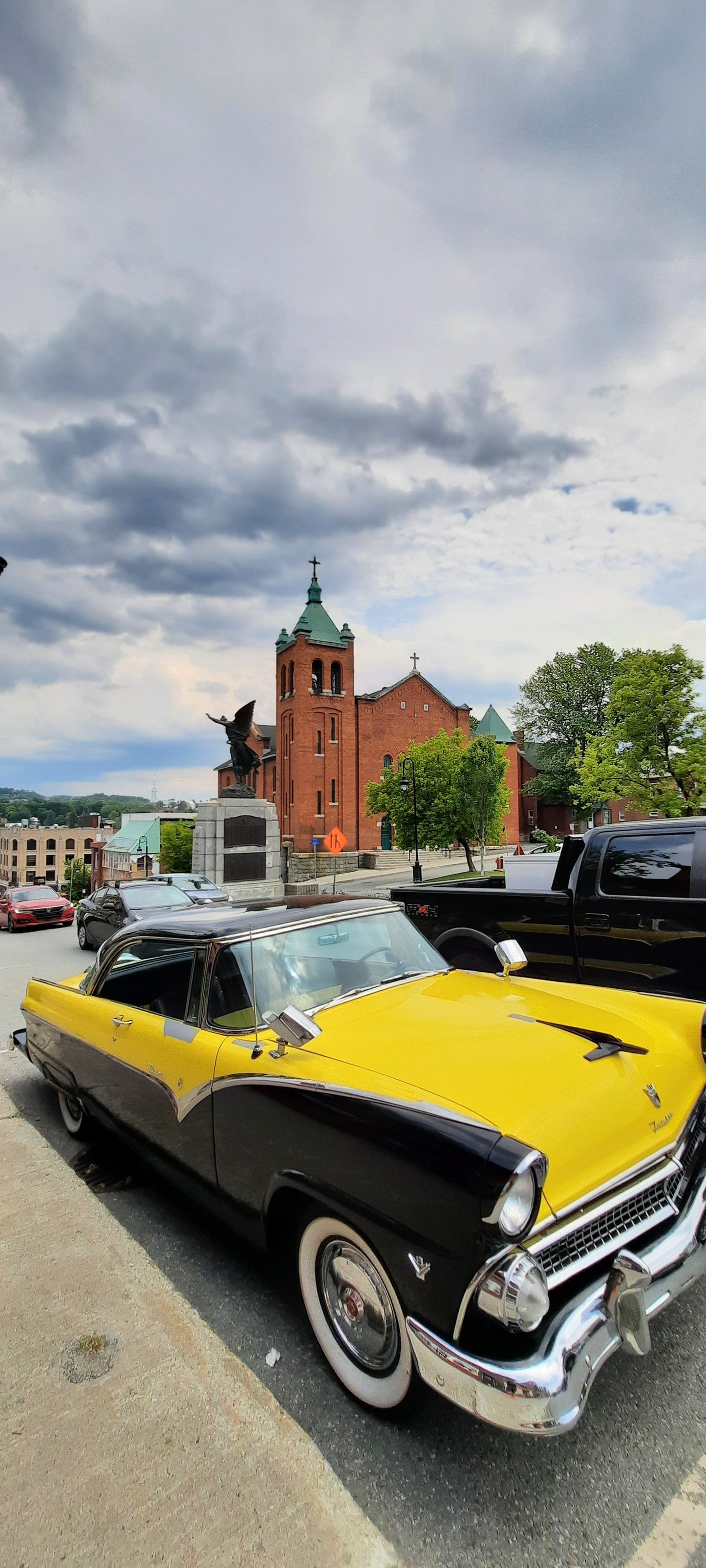 Auto Jaune Sherbrooke