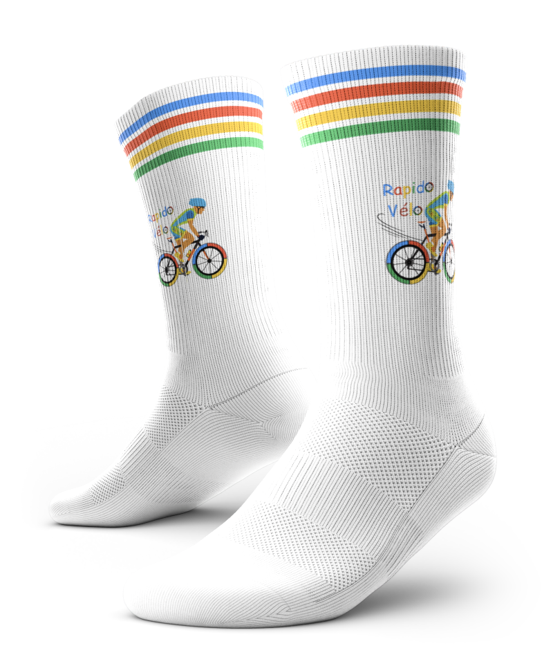 Bas Rapido Vélo: chaussettes blanches à motif cycliste et rayures arc-en-ciel, profits reversés à Moisson Estrie.