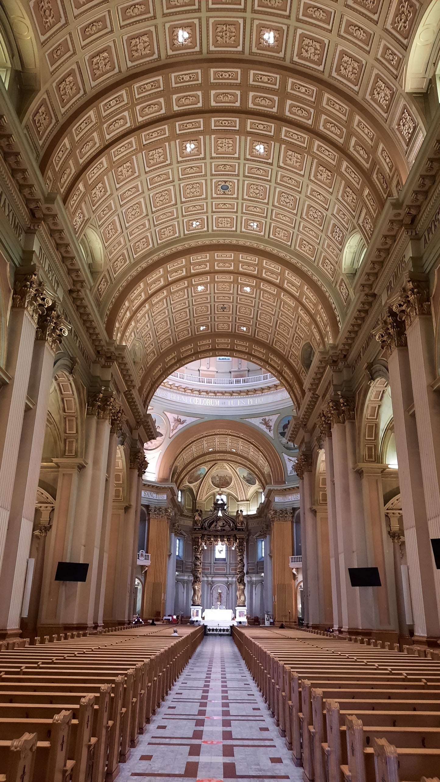 Basílica Catedral Marie-Reine-Du-Monde 7 de julio de 2021 en Montreal Haga clic para ver el interior.