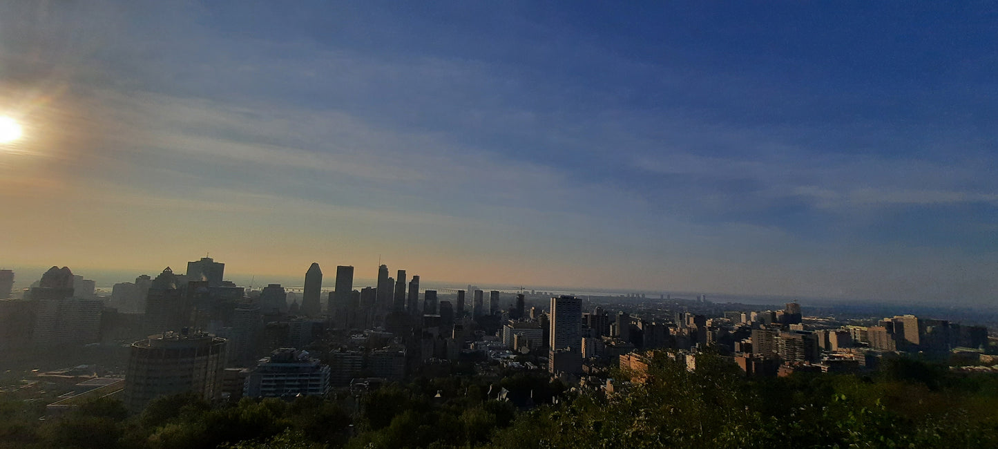 Lever de Soleil sur le Mont-Royal le 13 août 2021 7h06 dans le SMOG de Montreal (Centre-Ville)