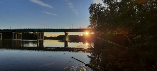 Find the runner and the SUN of SEPTEMBER 11, 2021 6:53 a.m. (View K0) Rivière Magog Sherbrooke. Jacques-Cartier Bridge